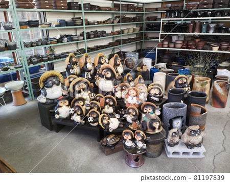 Mashiko ware raccoon dogs 81197839