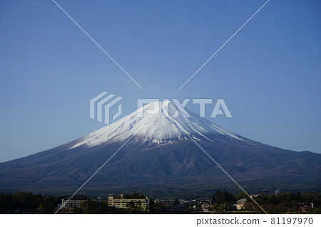 從河口湖岸邊看到的富士山 從河口湖岸邊看到的富士山 81197970