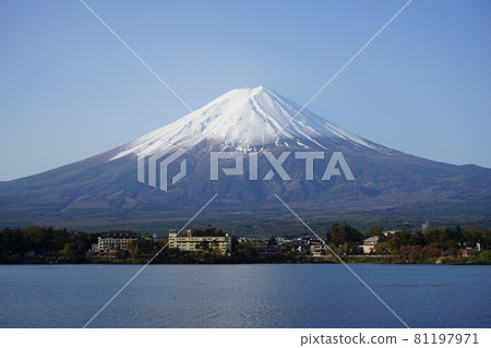 從河口湖岸邊看到的富士山 從河口湖岸邊看到的富士山 81197971