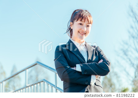 天空和女商人(雙臂交叉) 天空和女商人(雙臂交叉) 81198222