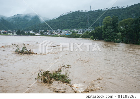 被大雨淹沒的河 被大雨淹沒的河 81198265