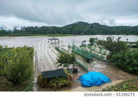 被大雨淹沒的河流和淹沒在水中的田野 被大雨淹沒的河流和淹沒在水中的田野 81198273