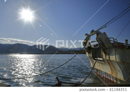 Fishing boat illuminated by the morning light Fishing boat illuminated by the morning light 81198351