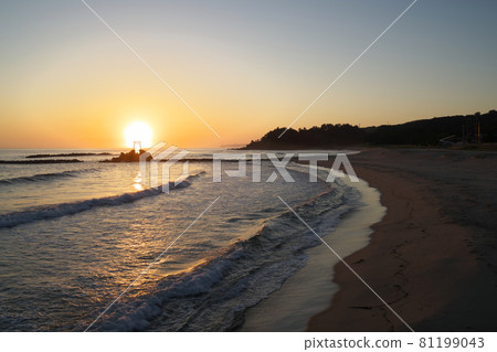 《Tottori Prefecture》 Early morning scenery seen from Hawaii beach 81199043