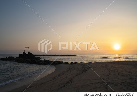 《Tottori Prefecture》 Early morning scenery seen from Hawaii beach 《Tottori Prefecture》 Early morning scenery seen from Hawaii beach 81199298