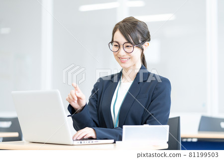 Young glasses beauty having a web conference Shooting cooperation: Japanese language school attached to Chuo College of Technology 81199503