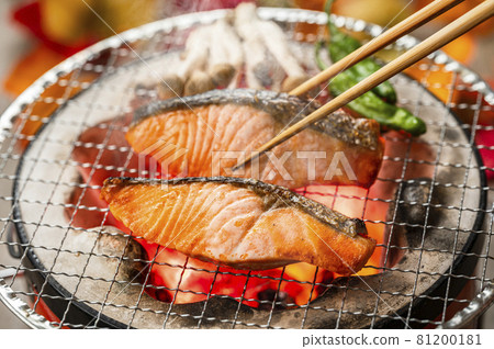 烤三文魚配鹽和木炭 81200181