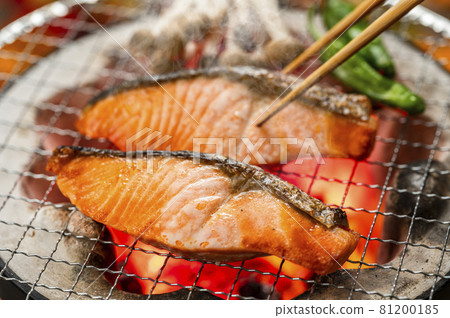 Grilled salmon with salt and charcoal 81200185