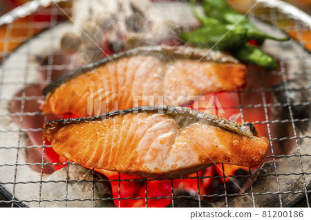 Grilled salmon with salt and charcoal Grilled salmon with salt and charcoal 81200186