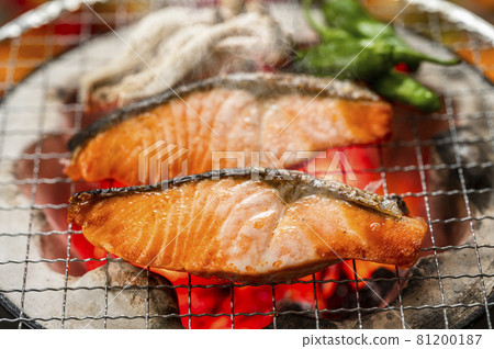 Grilled salmon with salt and charcoal Grilled salmon with salt and charcoal 81200187