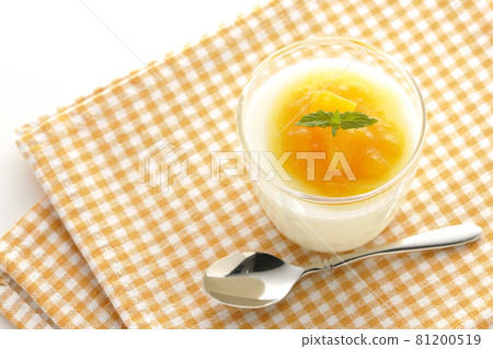 A bird's-eye view of almond tofu with mango sauce containing pulp A bird's-eye view of almond tofu with mango sauce containing pulp 81200519