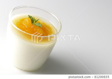 在白色背景上拍攝杏仁豆腐配肉餡芒果醬 在白色背景上拍攝杏仁豆腐配肉餡芒果醬 81200835