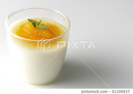 在白色背景上拍攝杏仁豆腐配肉餡芒果醬 81200837
