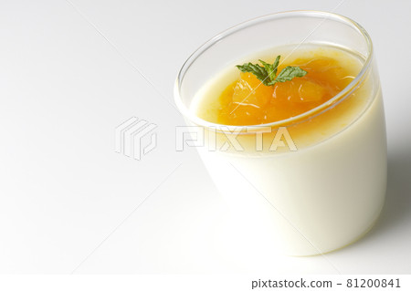 在白色背景上拍攝杏仁豆腐配肉餡芒果醬 81200841