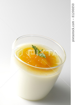 在白色背景上拍攝杏仁豆腐配肉餡芒果醬 81200850