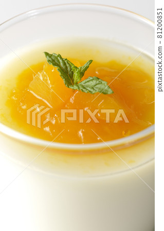 在白色背景上拍攝杏仁豆腐配肉餡芒果醬 81200851
