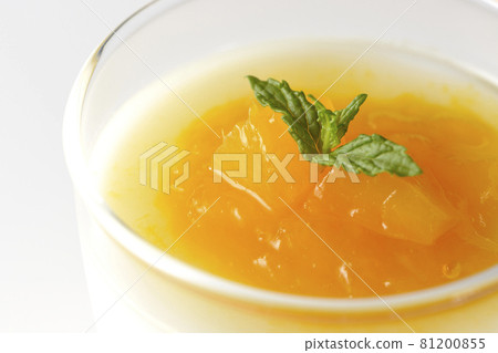 在白色背景上拍攝杏仁豆腐配肉餡芒果醬 81200855