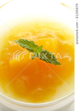 白底芒果醬杏仁豆腐鳥瞰圖 白底芒果醬杏仁豆腐鳥瞰圖 81200879