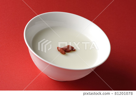 紅色背景中帶有枸杞的簡單杏仁豆腐 紅色背景中帶有枸杞的簡單杏仁豆腐 81201078