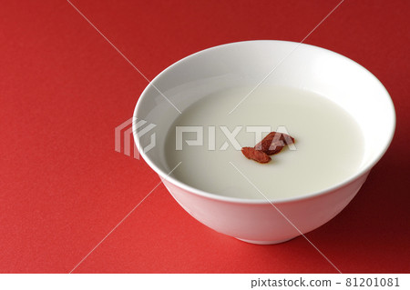 紅色背景中帶有枸杞的簡單杏仁豆腐 81201081