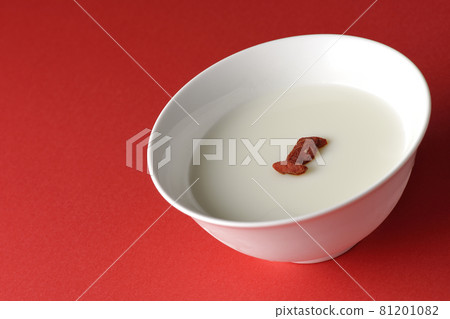 紅色背景中帶有枸杞的簡單杏仁豆腐 81201082