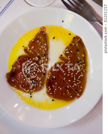 Top view of raw red tuna de Almadraba 81201157