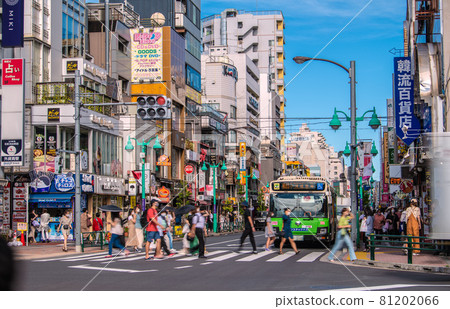 日本東京城市景觀緊急狀態下，許多人在新大久保市中心...... = 8月19日 81202066