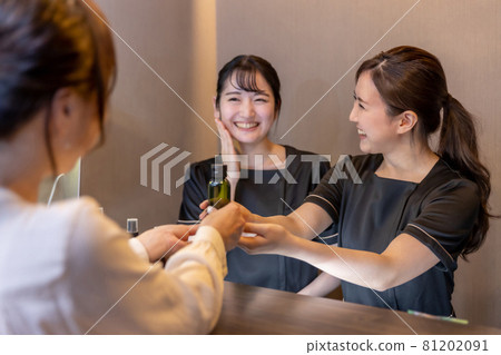婦女在診所購買化妝品 婦女在診所購買化妝品 81202091