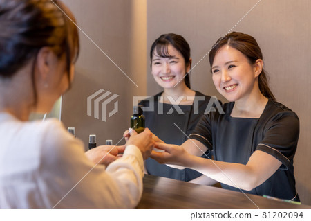 婦女在診所購買化妝品 81202094