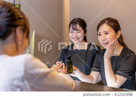 拒絕銷售奢侈化妝品的女人（推售） 81202096