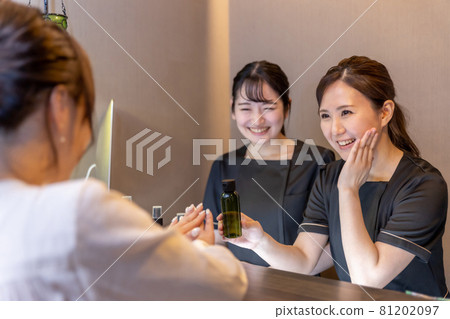 拒絕銷售奢侈化妝品的女人（推售） 81202097