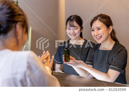 A woman who refuses to sell luxury cosmetics 81202099
