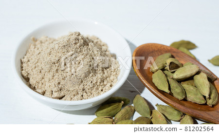 Indian cardamom (green) and cardamom powder 81202564