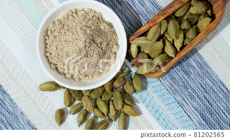 印度荳蔻（綠色）和荳蔻粉 81202565