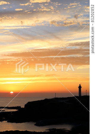 新潟佐渡日落和澤崎鼻子燈塔 81202852