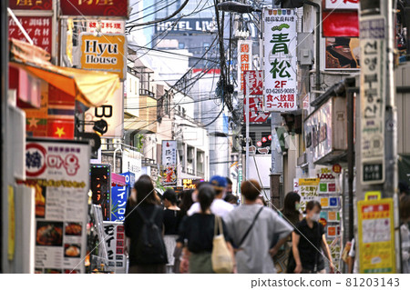 日本東京城市景觀緊急狀態下,許多人在新大久保的小巷裡...... = 8月19日 日本東京城市景觀緊急狀態下,許多人在新大久保的小巷裡...... = 8月19日 81203143