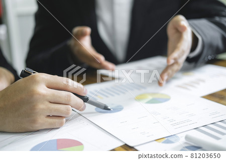 Businessmen teamwork meeting to discuss the investment. 81203650