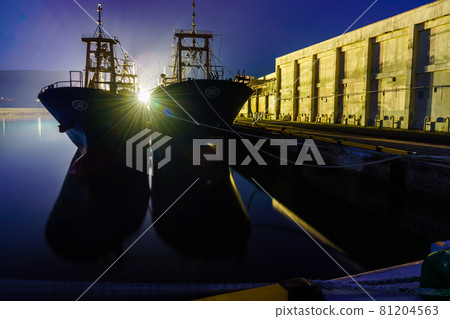 Fishing boat and dawn at Ikitsuki Tateura fishing port [Ikitsuki Town, Hirado City, Nagasaki Prefecture] 81204563