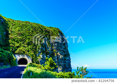 Takanosu Tunnel and Cliffs [Ikitsuki Town, Hirado City, Nagasaki Prefecture] 81204756