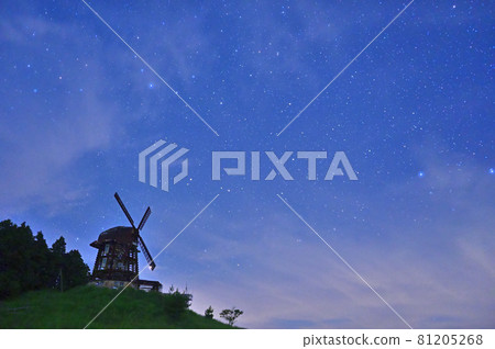Windmill and starry sky at Kagamiyama Observatory 81205268