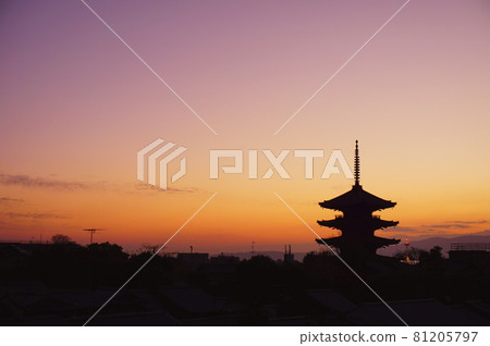 京都東山八坂塔的日落景觀和日落景觀 京都東山八坂塔的日落景觀和日落景觀 81205797