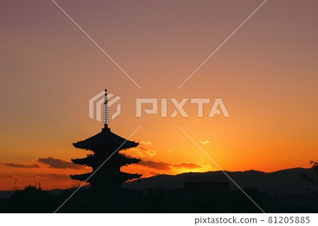 Sunset view and sunset view of Yasaka Tower in Higashiyama, Kyoto 81205885