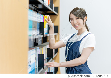 圖書館青年女館員 攝影合作：中央工業大學附屬日語學校 81205904