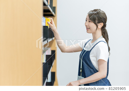 Young female librarian at the library Photographing cooperation: Japanese language school attached to Chuo College of Technology Young female librarian at the library Photographing cooperation: Japanese language school attached to Chuo College of Technology 81205905