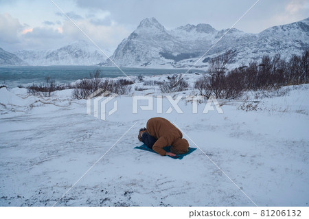 Muslim traveler praying in cold snowy winter day Muslim traveler praying in cold snowy winter day 81206132