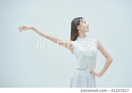 優雅地跳舞的年輕女人 優雅地跳舞的年輕女人 81207027