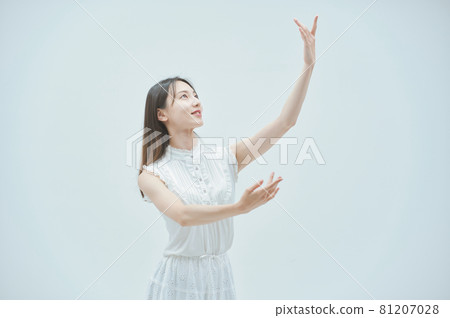 優雅地跳舞的年輕女人 81207028