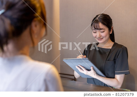 沙龍診所接待處的諮詢（平板電腦） 81207379