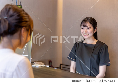 Woman working as a receptionist 81207384