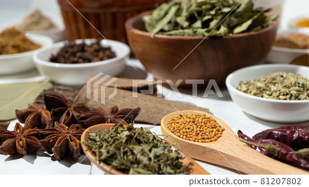 印度咖哩香料(主籽、肉桂、卡蘇里梅蒂、月桂葉等) 印度咖哩香料(主籽、肉桂、卡蘇里梅蒂、月桂葉等) 81207802